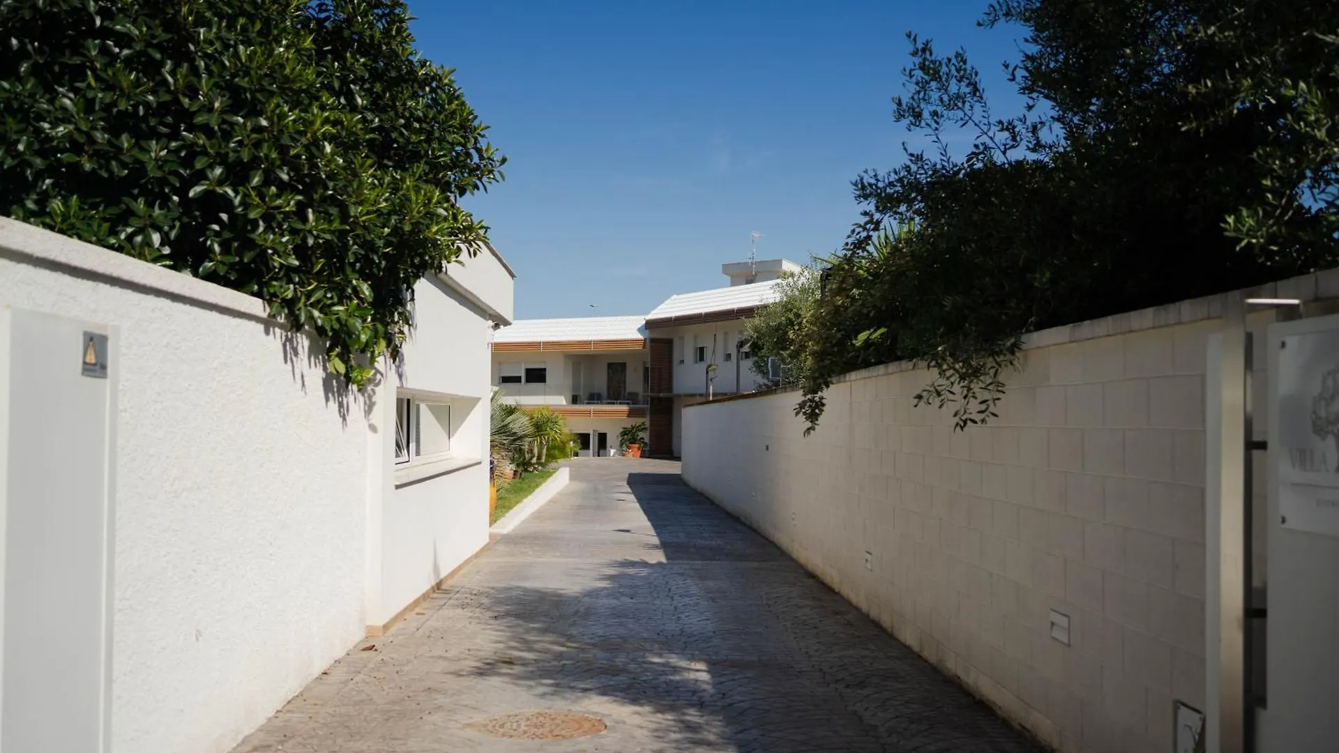 Villa Erada Bari 0*,  Italia